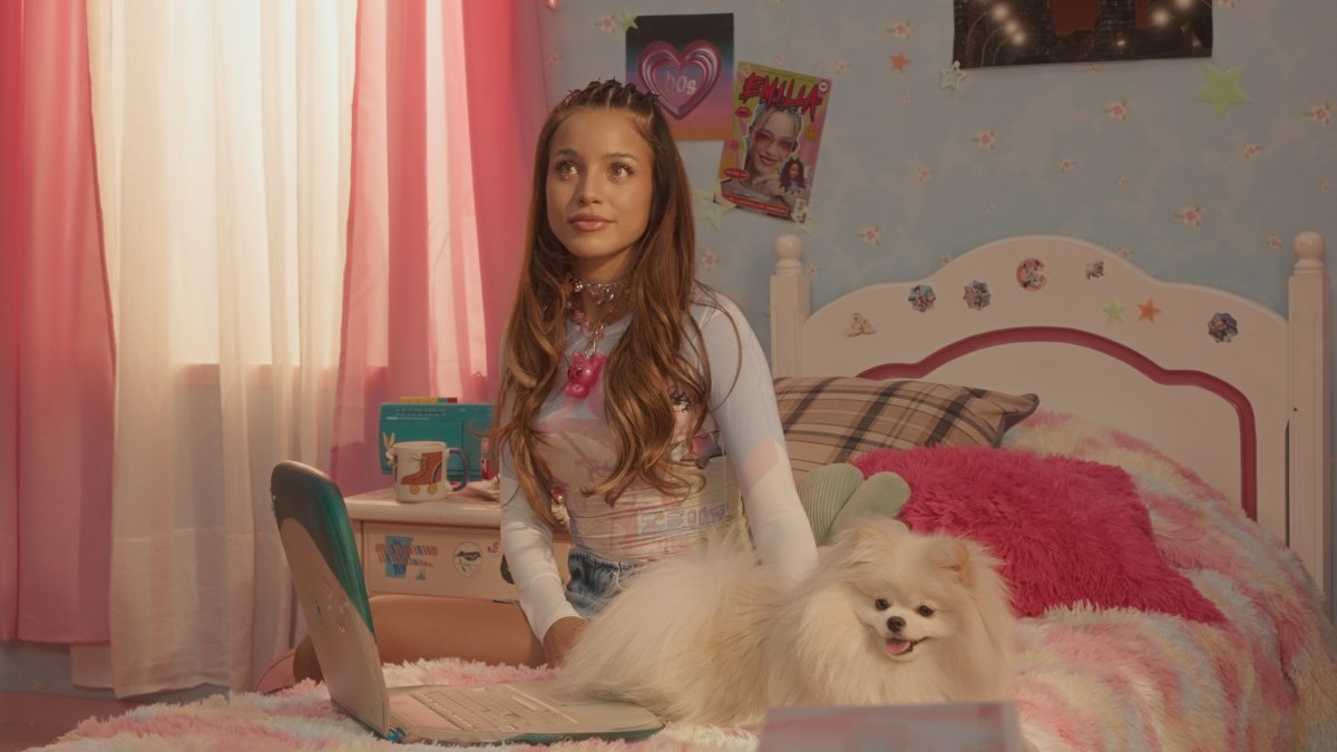 La serie documental de Emilia Mernes muestra el lado más humano de la estrella del pop argentino.