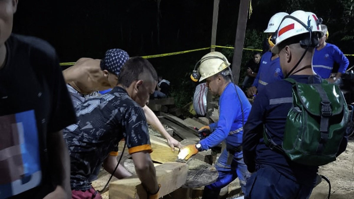 Mineros trabajando en las operaciones de búsqueda después de un accidente en la mina