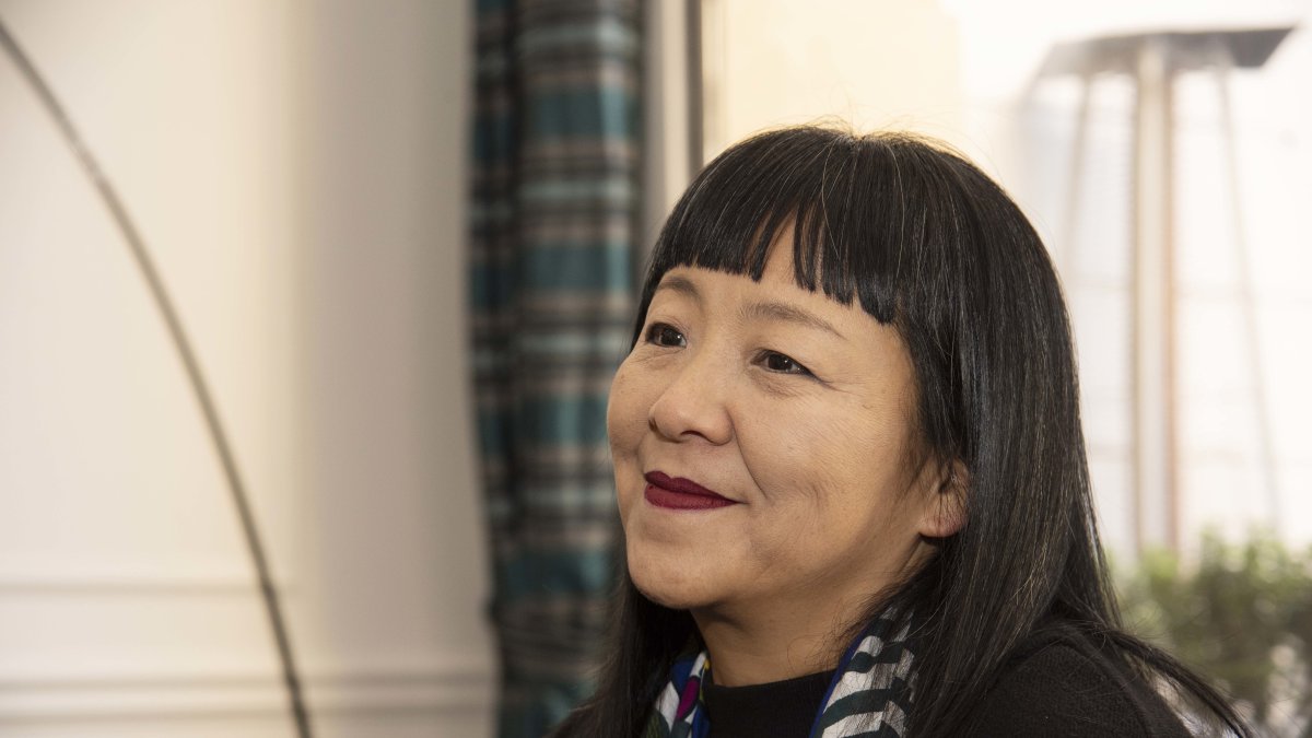 La autora presentó su primera novela, 'La voz de las piedras' en la capital.