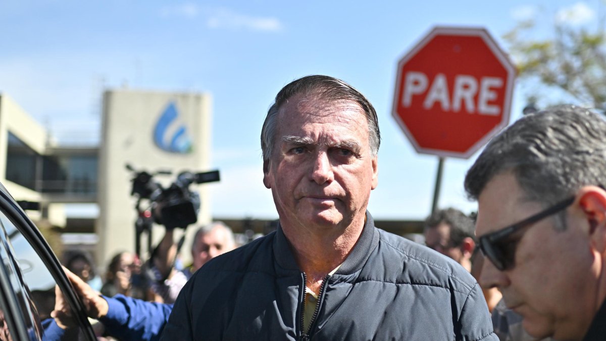 El expresidente de Brasil Jair Bolsonaro, sale de la sede de la Policía Federal este viernes, 18 de julio de 2025, en Brasilia (Brasil).