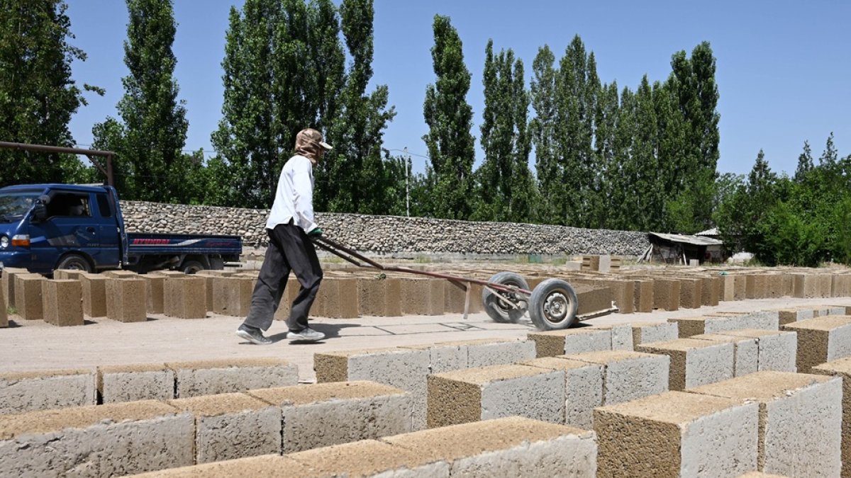Una lanta de producción de bloques de construcción de arroz, hechos principalmente de cáscaras de arroz, un subproducto del procesamiento del arroz, en la región de Batken, en el sur de Kirguistán.