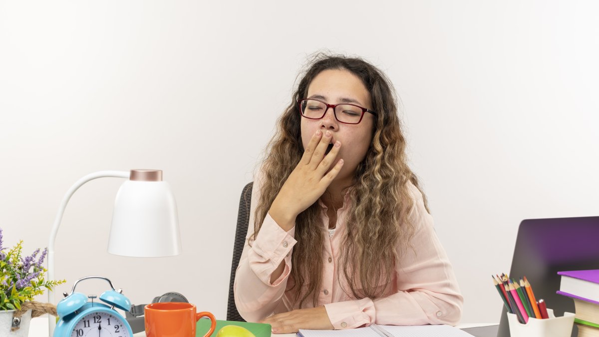 Tener horarios irregulares de comida, dificulta la correcta producción de hormonas como el cortisol.