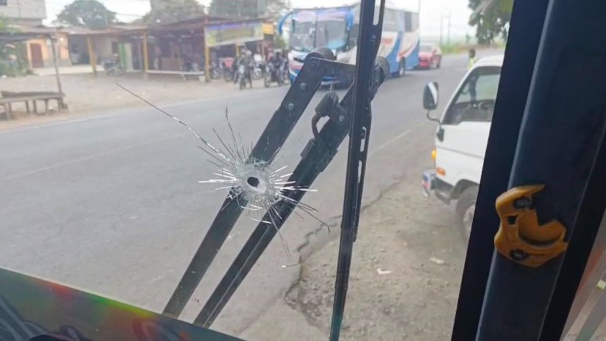 Los delincuentes dispararon contra el parabrisas y el costado izquierdo de la unidad de transporte, en Babahoyo.