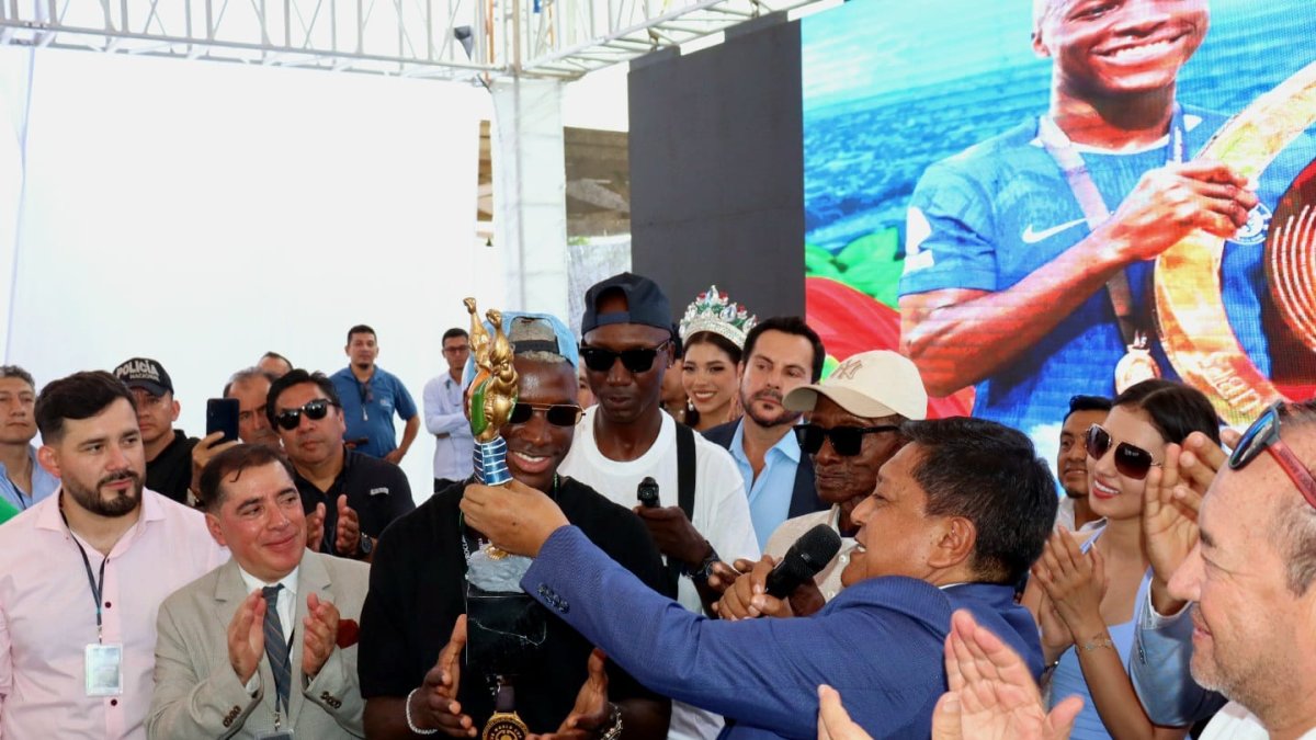 El alcalde de Santo Domingo, Wilson Erazo, le entregó las llaves de la ciudad y el Tsáchila de Oro.