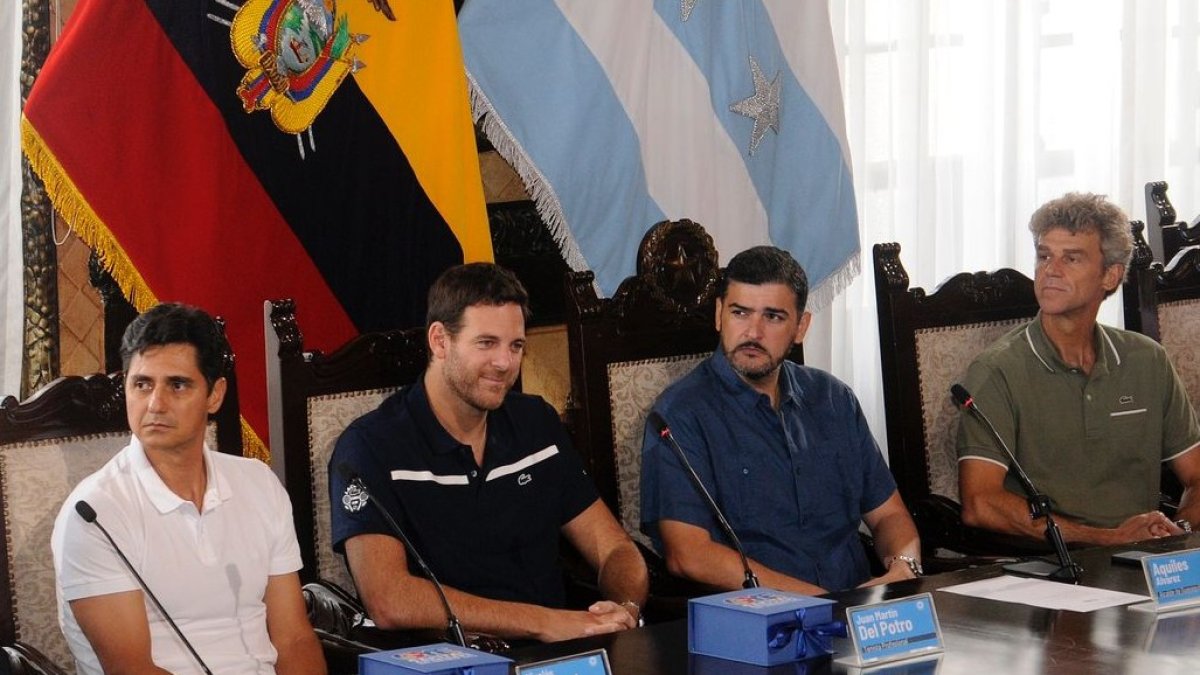 Nico Lapentti (i), Delpo (c-i) y Guga (d) fueron presentados en el Municipio de Guayaquil por el alcalde, Aquiles Alvarez.