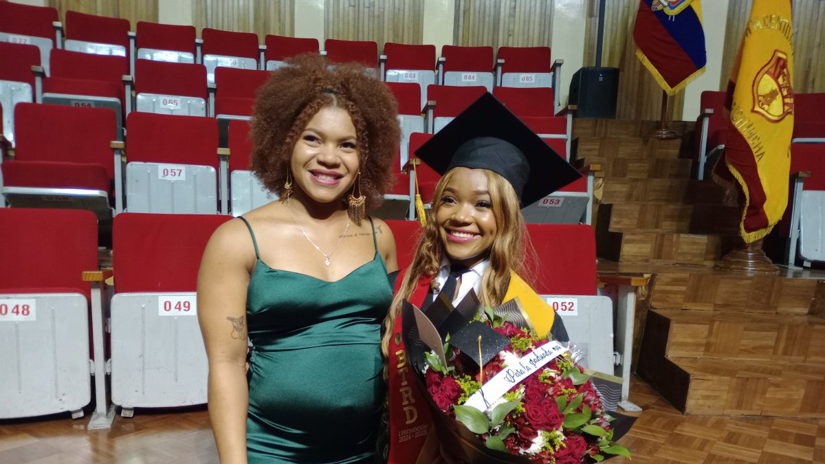 Graduación. Jessica, junto a su hermana Angie, embarazada de 8 meses, posó como nueva bachiller técnico en deportes de la república.