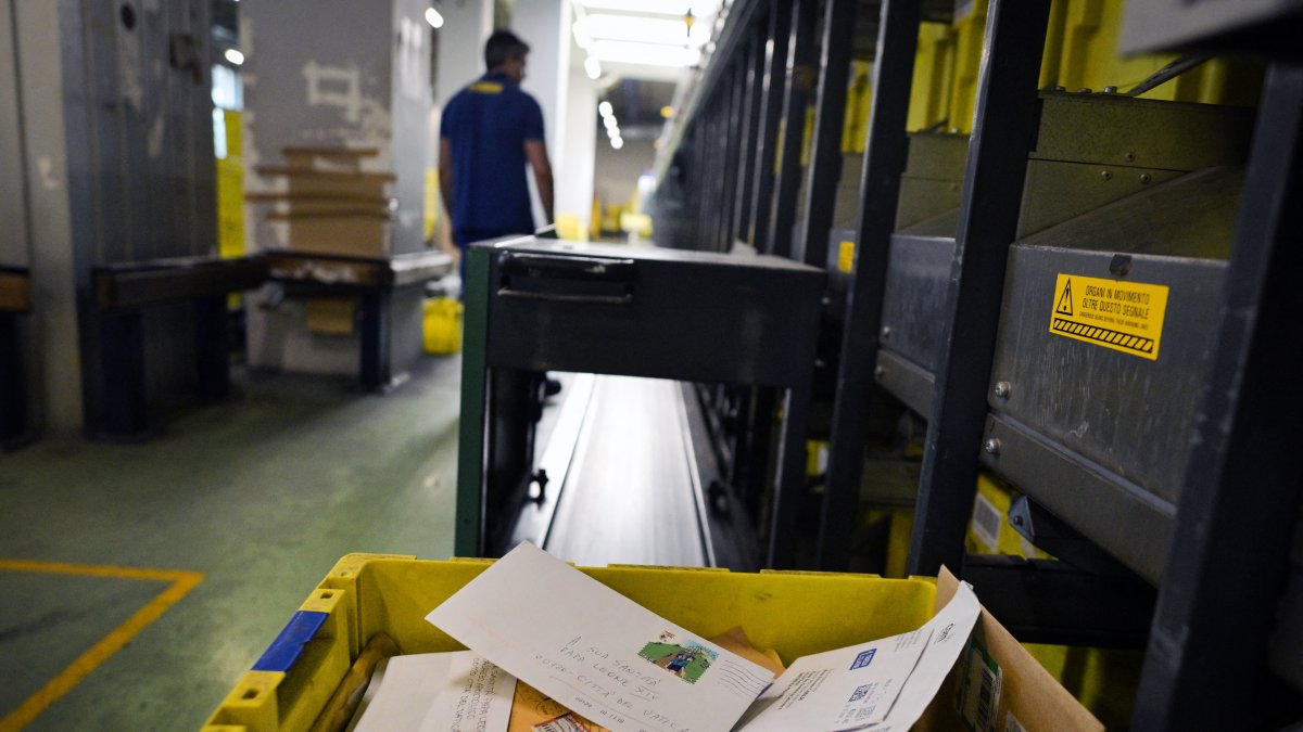 Correo. En una zona técnica del aeropuerto internacional Fiumicino de Roma se clasifica cada día el correo enviado por los fieles al Papa.