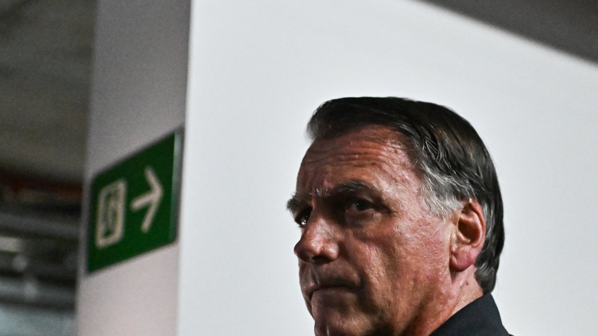 El expresidente de Brasil Jair Bolsonaro sale de la sede del Partido Liberal (PL) este viernes, en Brasilia (Brasil).