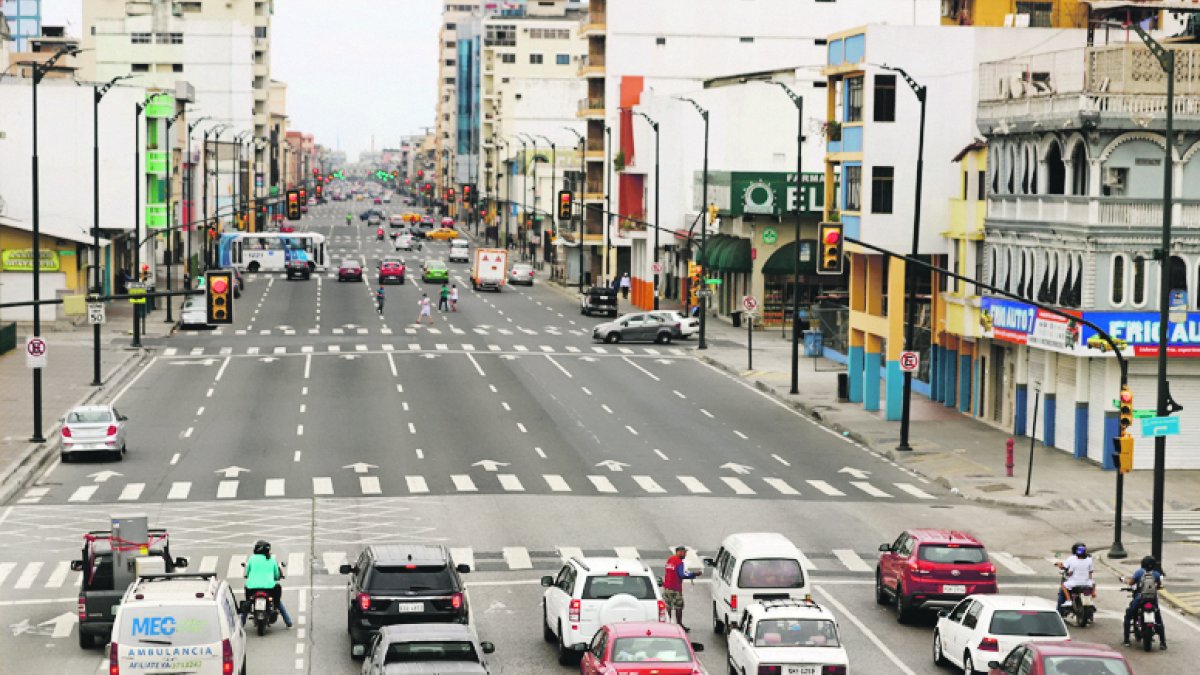 Guayaquil tendrá cierres viales y cambios en buses por tres desfiles este sábado