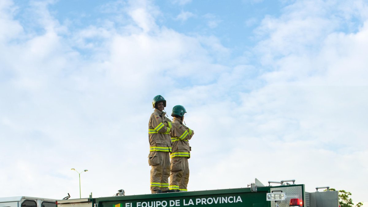 El carro motobomba color verde que donó Orense al Cuerpo de Bomberos de Machala.