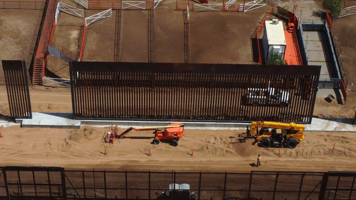 Fotografía aérea de trabajadores estadounidenses y maquinaria pesada detrás de un muro metálico este viernes 18, en la frontera de Ciudad Juárez (México). 