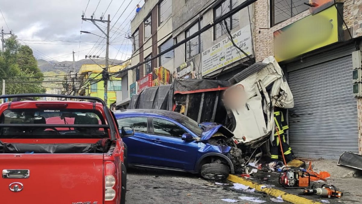 Camión con multas previas provoca choque múltiple en avenida Legarda, norte Quito