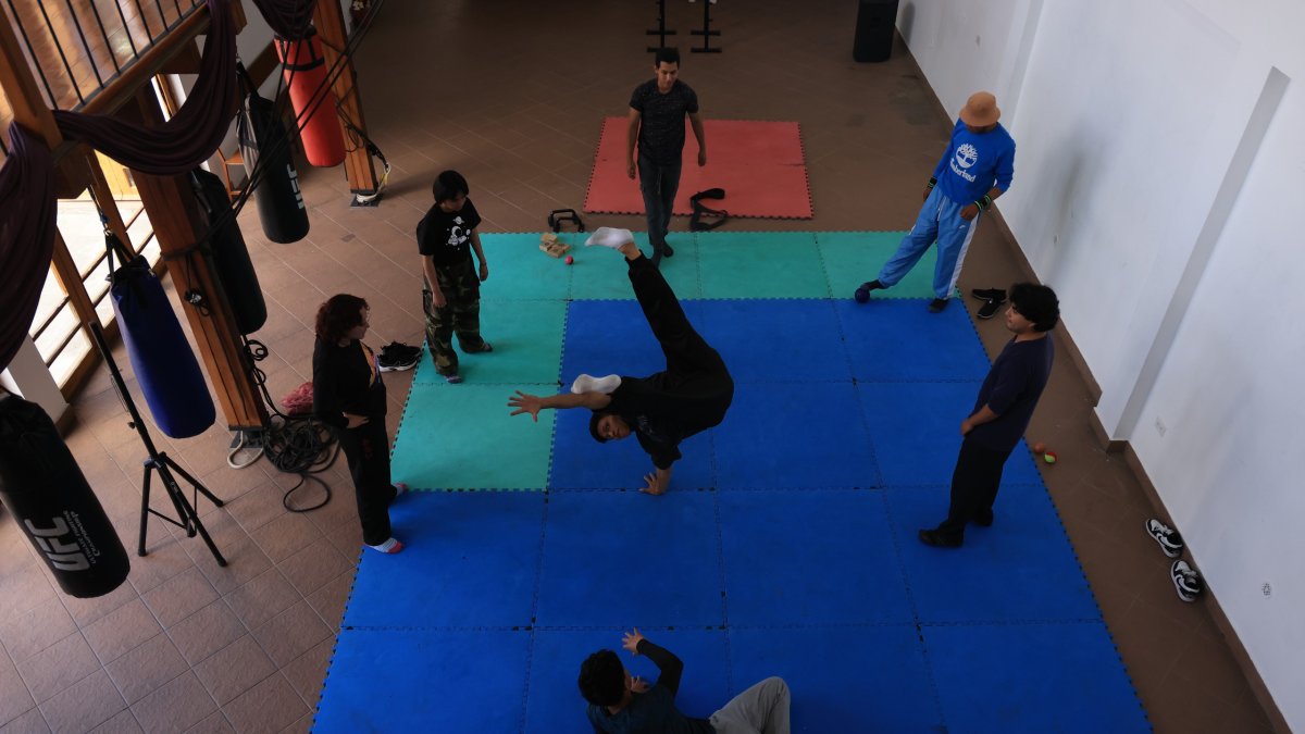 Jóvenes muestran sus mejores movimientos de break dance en el taller urbano de Quito Wambras.