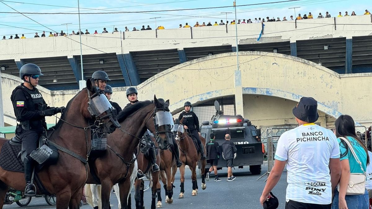 En los alrededores del estadio se desplegó un fuerte contingente de Policía, Fuerzas Armadas y UMO