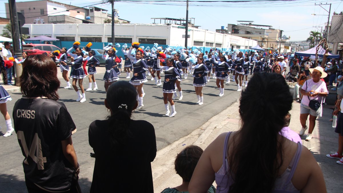 Los desfiles cívicos en julio fomentan la unión entre vecinos, con arreglos en sus barrios, intentando mantener a flote una de las tradiciones más icónicas de la urbe porteña.