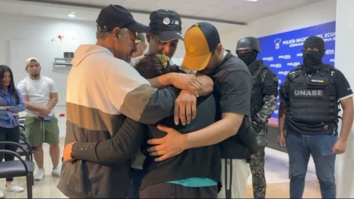 Reencuentro de la comerciante con su familia.