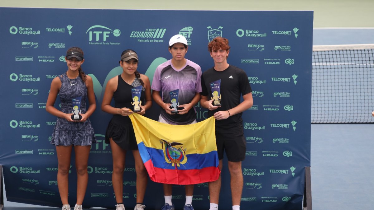Ana Játiva (de negro), Felipe Wright y Juan Fernando Salvador tras las finales.