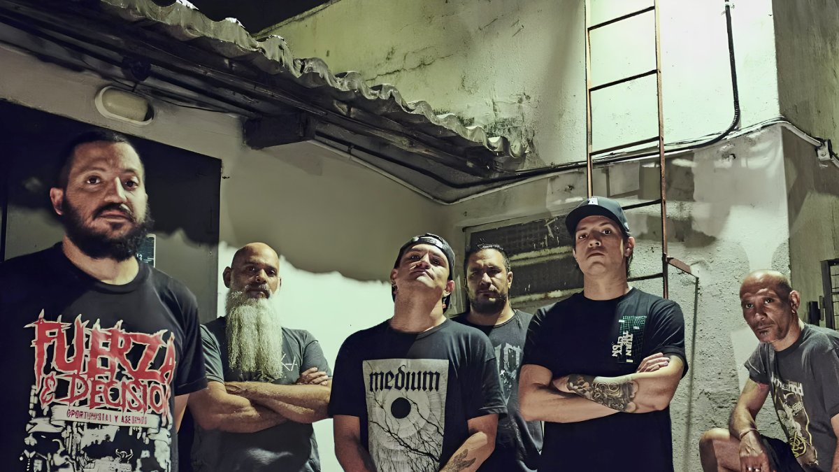 Dimas Camacho (voz), José Moronta (voz), Ronald Fernández (guitarra), Carlos Ochoa (guitarra), Jesús Hernández (bajo) y Humberto Ochoa (batería) conforman Sistema Diez. 