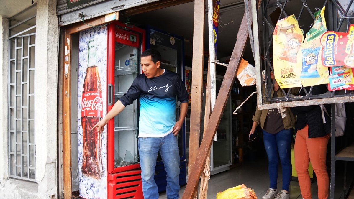 Dos locales comerciales resultaron afectados tras el choque múltiple que se registró en la avenida La Legarda, norte de Quito