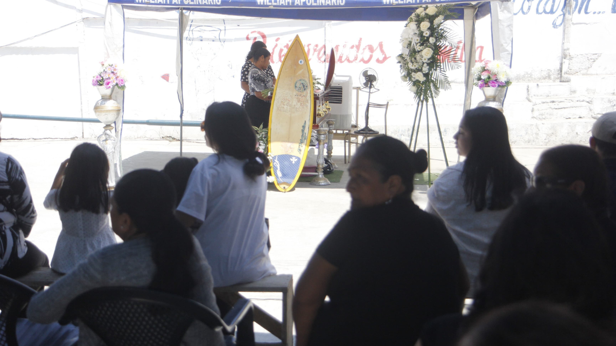 Velación de una de las víctimas de la masacre, Carlos Yagual Carrillo, hijo del Concejal  del cantón Playas, Carlos Yagual Reynoso.