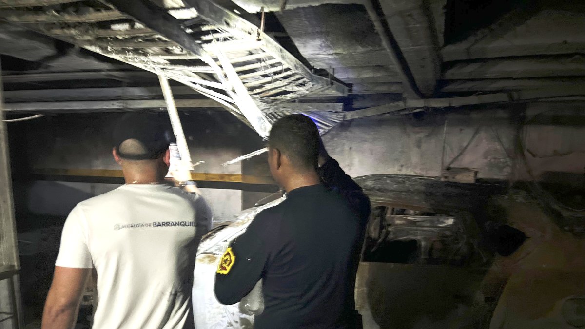 Fotografía cedida este domingo por la Alcaldía de Barranquilla que muestra integrantes de organismos de socorro.