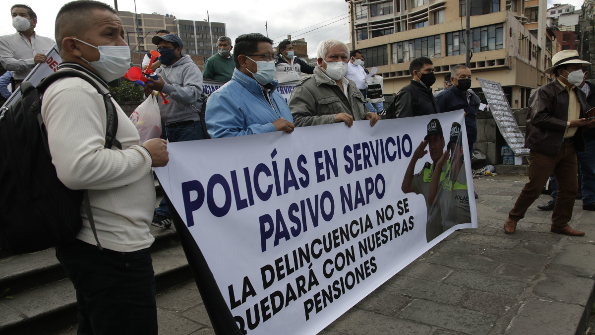 Protesta de afectados por el caso Isspol; los policías llevan cuatro años esperando la restitución de sus fondos con los que se financias las pensiones de jubilación y servicios de salud.