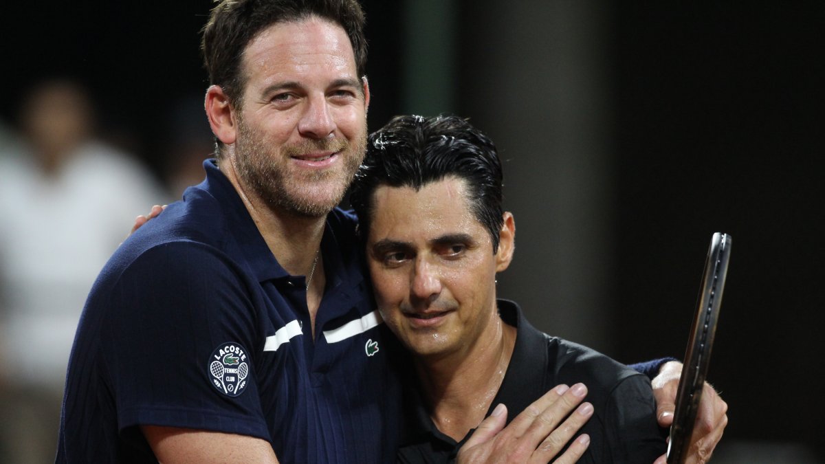 Juan Martín Del Potro (i) abrazó y agradeció a Lapentti tras el duelo de leyendas.