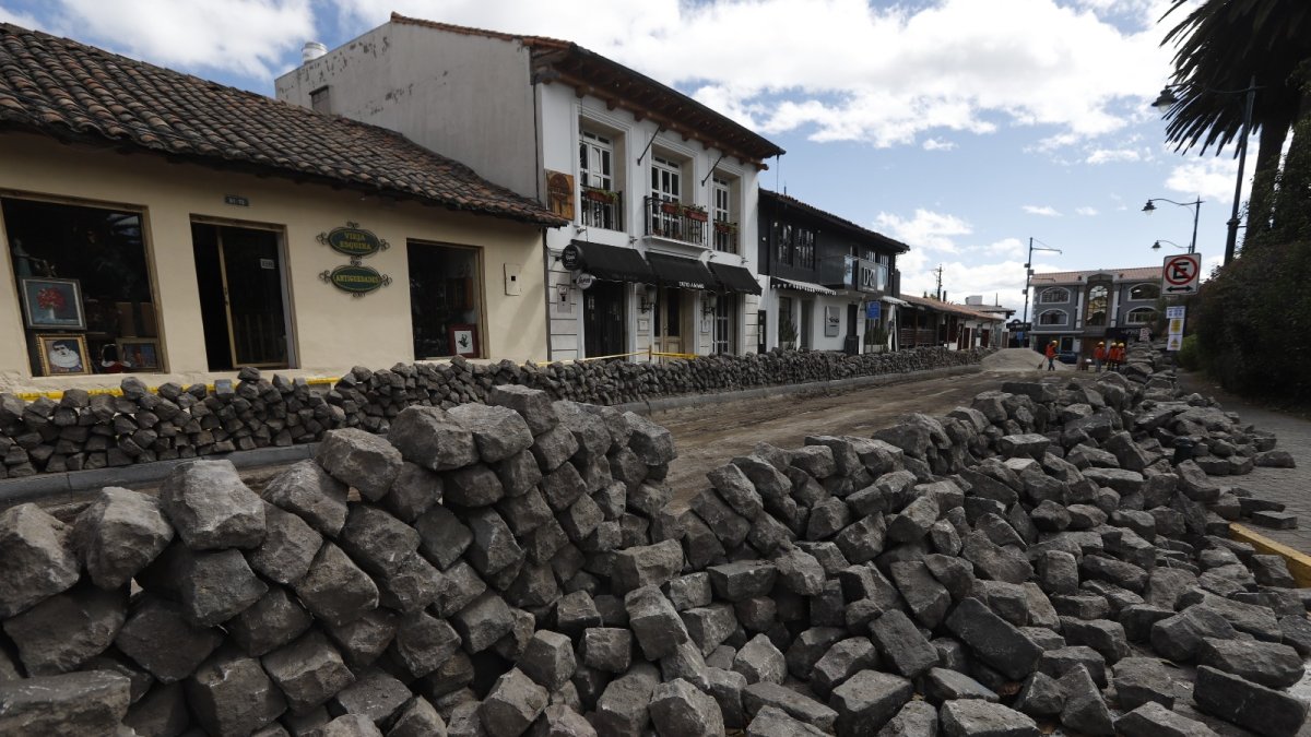 Intervención. En la calle Manabí se retiraron alrededor de 13.000 piedras. La vía está cerrada.