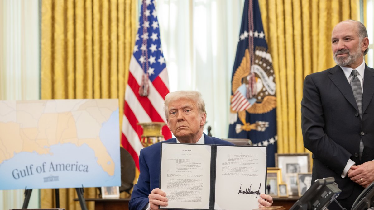 Fotografía cedida por La Casa Blanca donde aparece el presidente de Estados Unidos, Donald Trump (c).