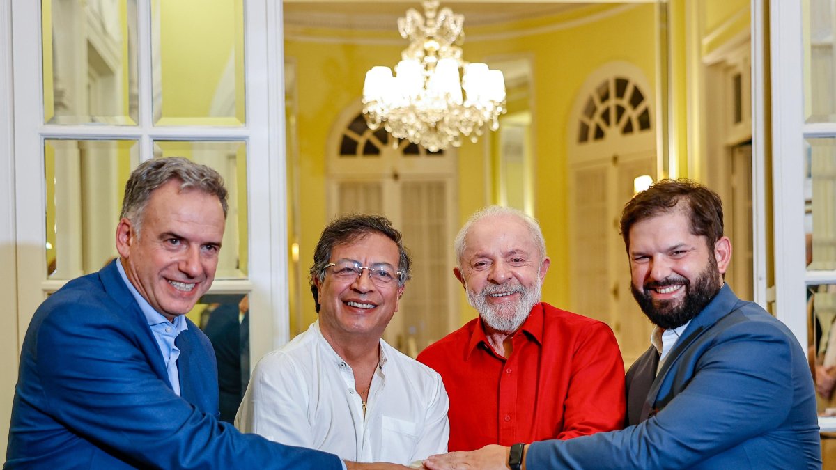 Fotografía cedida por la Presidencia de Chile en la que se ve a su presidente, Gabriel Boric (d), el presidente de Brasil, Luiz Inácio Lula da Silva.