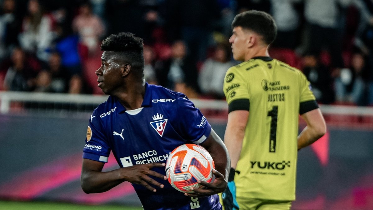 Alejandro Cabeza selló el 2-2 de Liga de Quito ante Deportivo Cuenca, en la última jugada del partido.