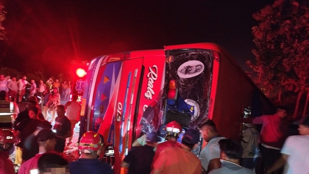 Un bus de transporte intercantonal se volcó en la vía El Empalme - Pichincha, la noche del domingo 20 de julio.