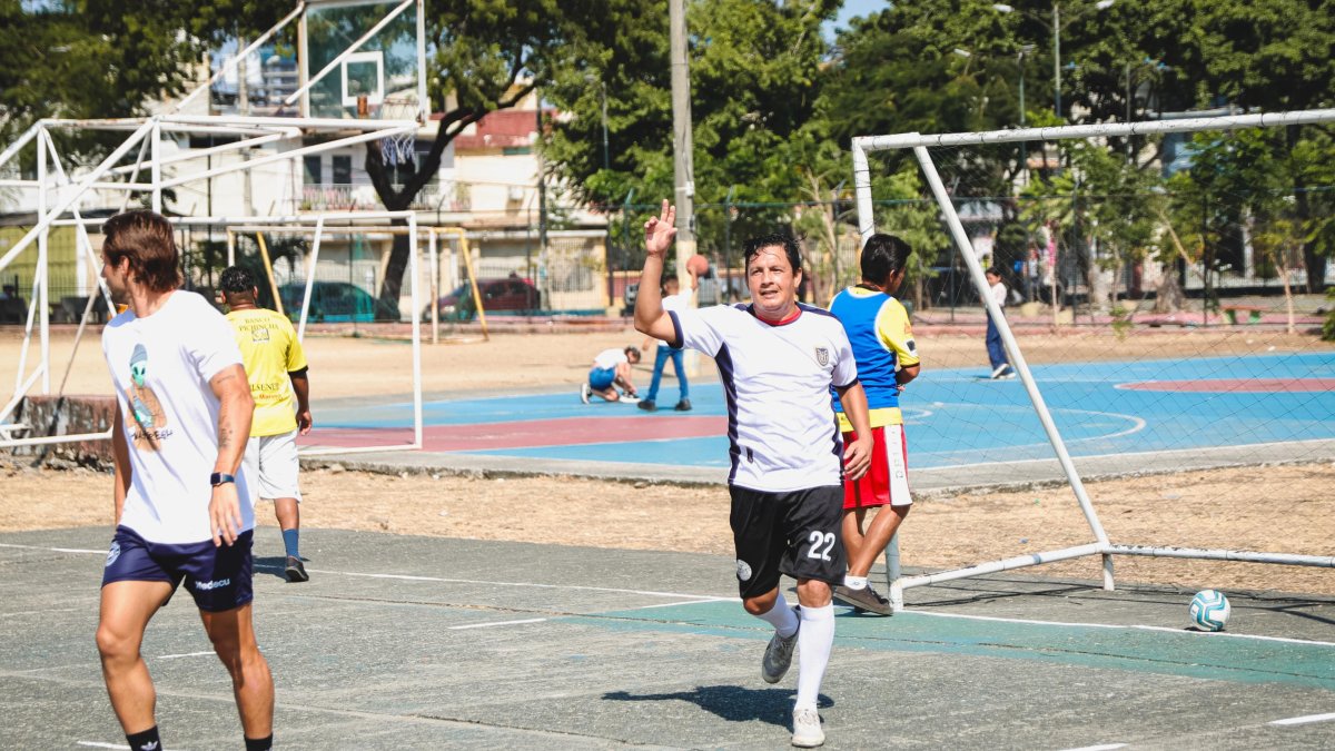 El indor fútbol deporte favorito de los ecuatoriano se lo vuelve a jugar por las fiestas de Guayaquil.