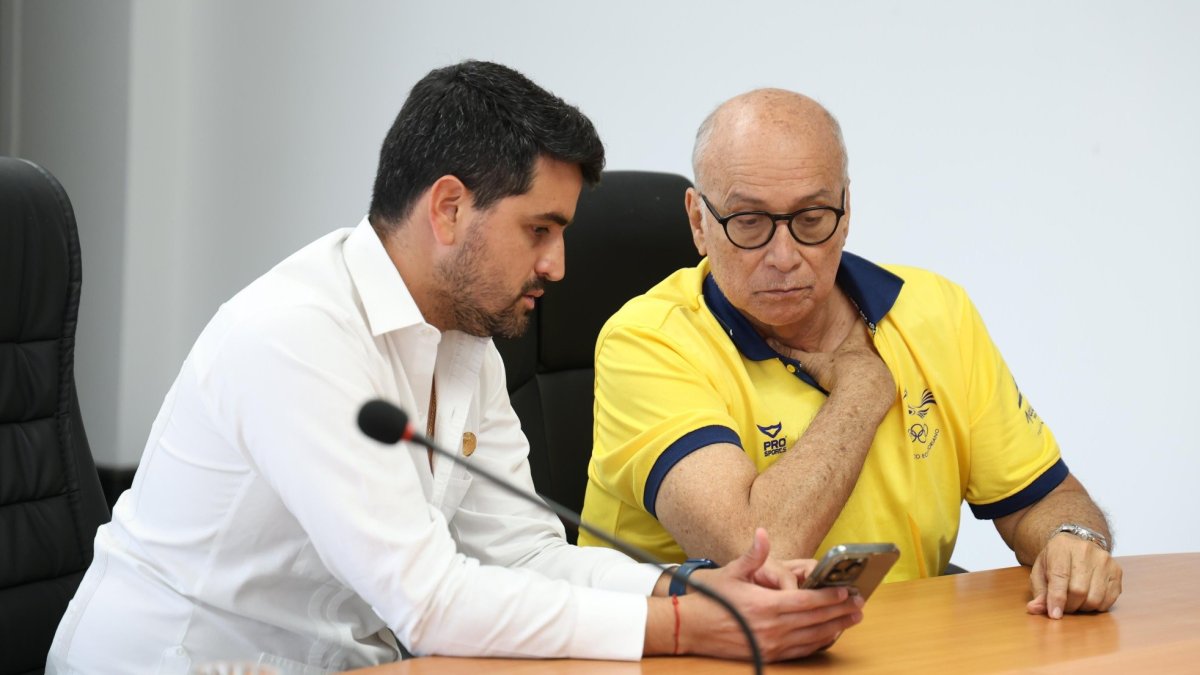 El ministro José David Jiménez (i) en una reunión con Jorge Delgado, presidente del COE.