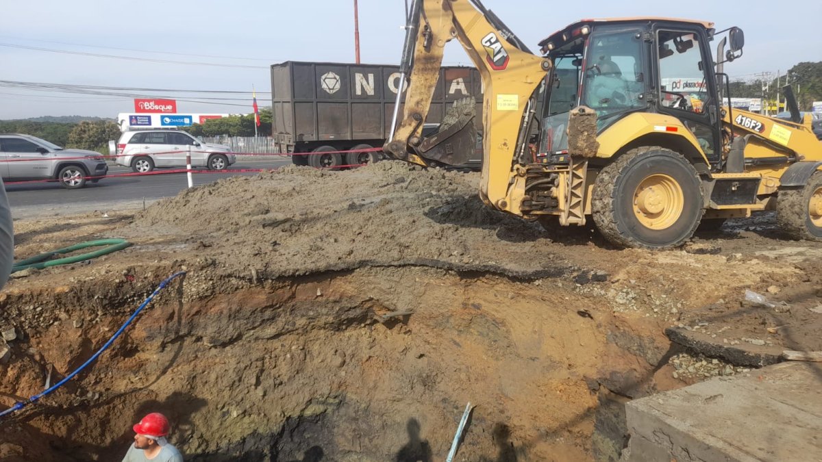 Desde el pasado 19 de julio, algunas zonas de La Aurora permanecen aún sin agua. Personal de Amagua continúa con los trabajos.