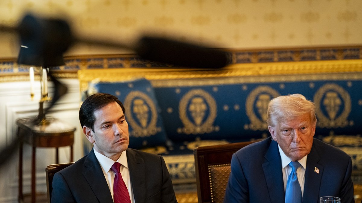 Fotografía del 7 de julio de 2025 del secretario de Estado de EE.UU., Marco Rubio (i), junto al presidente Donald Trump (d).