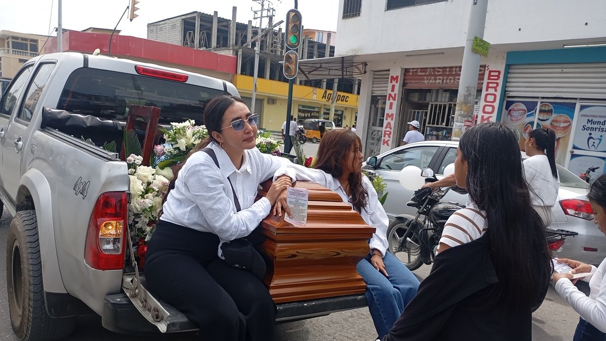 Familiares de una de las víctimas de la masacre en Playas trasladando su féretro hacia un camposanto del cantón.