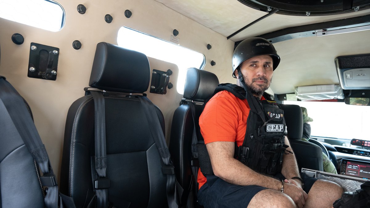 El narcotraficante José Adolfo 'Fito' Macías, es trasladado desde la cárcel la Roca hasta la Base Aérea Simón Bolivar este domingo, en Guayaquil (Ecuador).