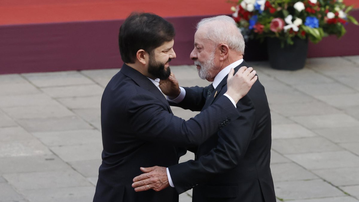 El presidente de Chile, Gabriel Boric (i) saluda al presidente de Brasil, Luiz Inácio Lula da Silva, este lunes 21 de julio de 2025.