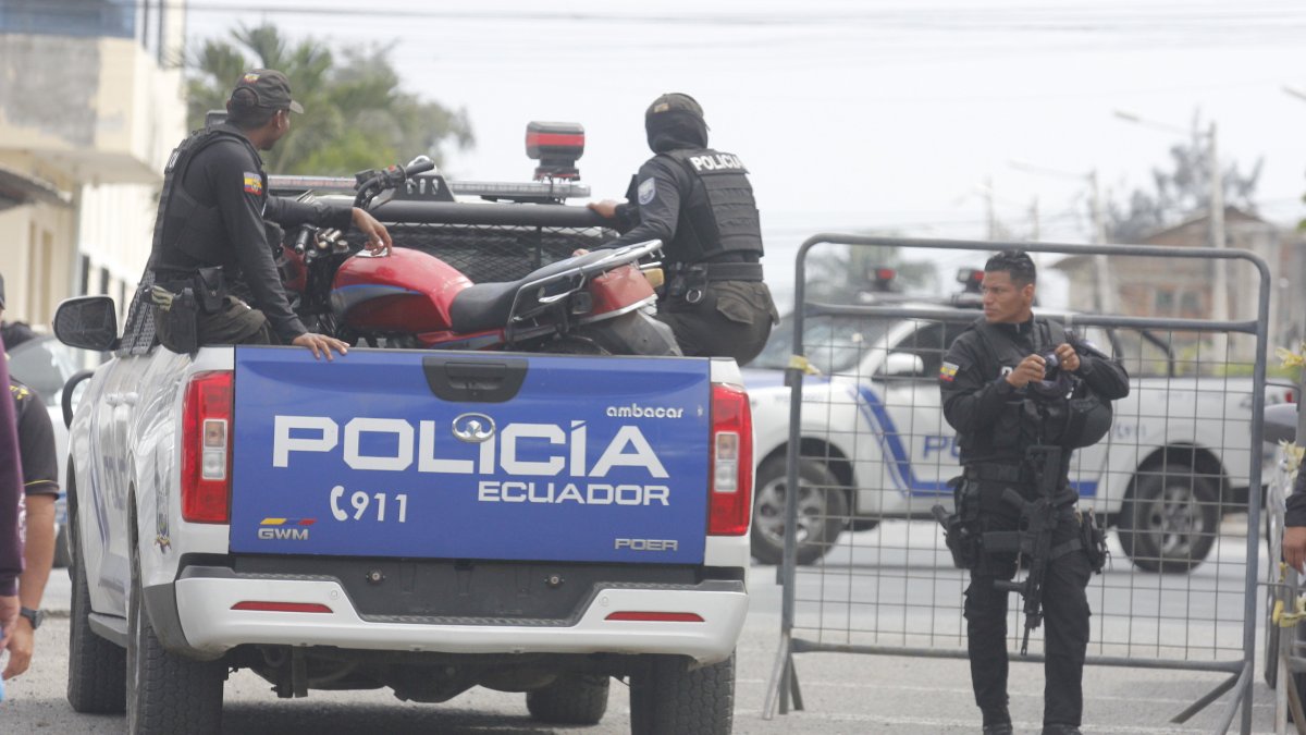 Policías realizaron resguardos en velorios y patrullaron zonas de la localidad, tras la masacre en Playas.