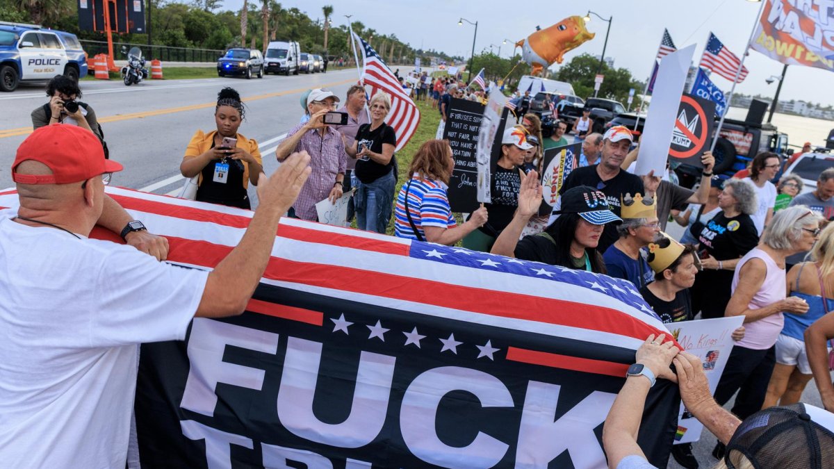Ataúd vacío cubierto con la bandera de EE.UU., simboliza la muerte de la democracia, llevado por activistas que asisten a la Marcha Crepuscular contra el presidente Donald Trump en Florida, EE. UU.