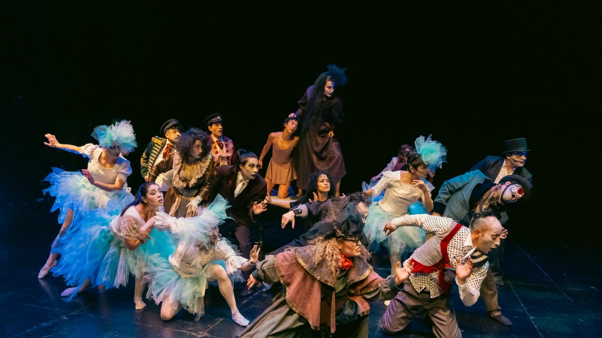 La obra cuenta con un elenco internacional de veinte artistas, que trabajaron durante tres meses en la puesta en escena de la obra.