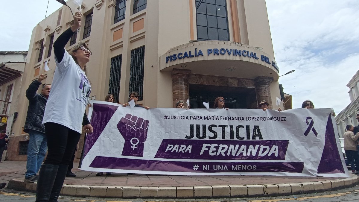 Familares de la modelo cuencana María Fernanda López hicieron un plantón ante la Fiscalía Provincial de Azuay para exigir justicia por su femicidio.