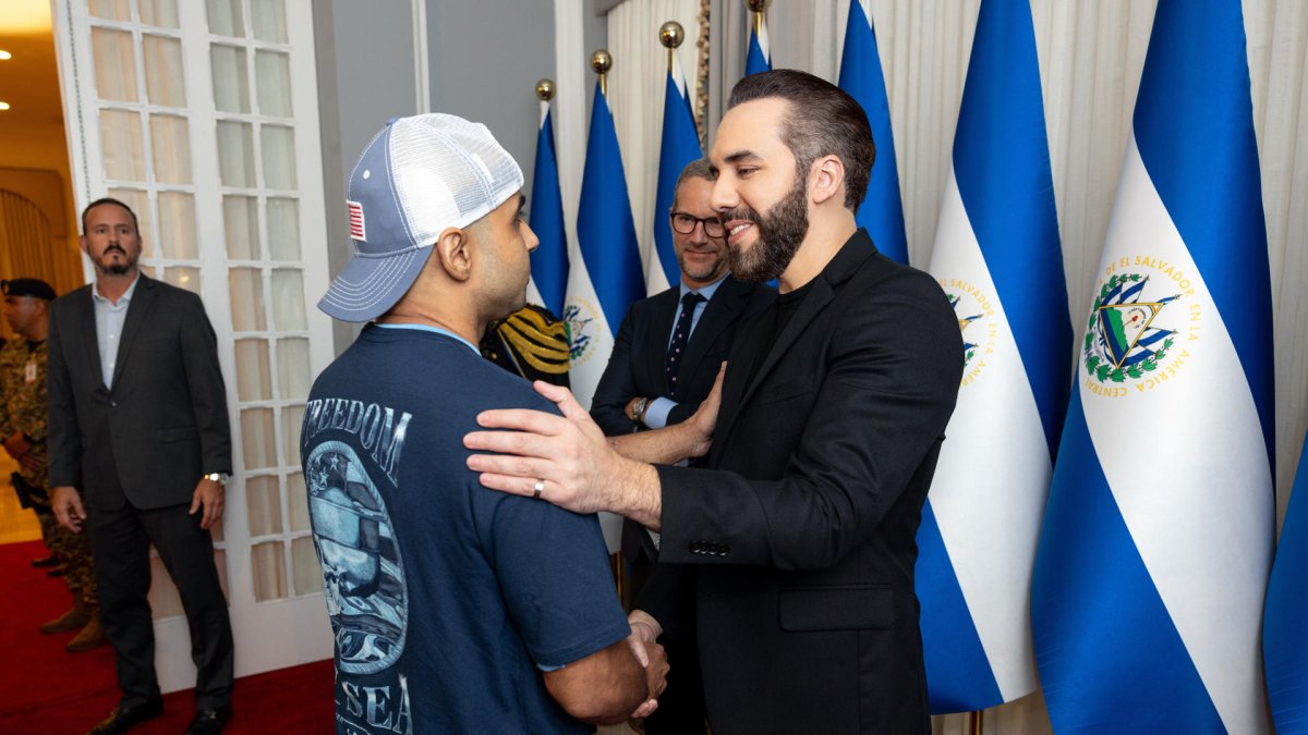 El presidente Nayib Bukele (d) al saludar a uno de los diez estadounidenses liberados por el gobierno venezolano.