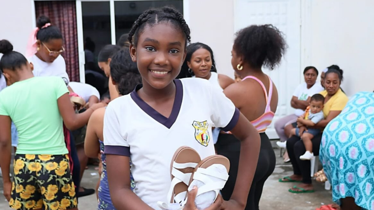 Hellen Quiñónez, con su programa social “Sanando Heridas”, recorre comunidades vulnerables de Esmeraldas