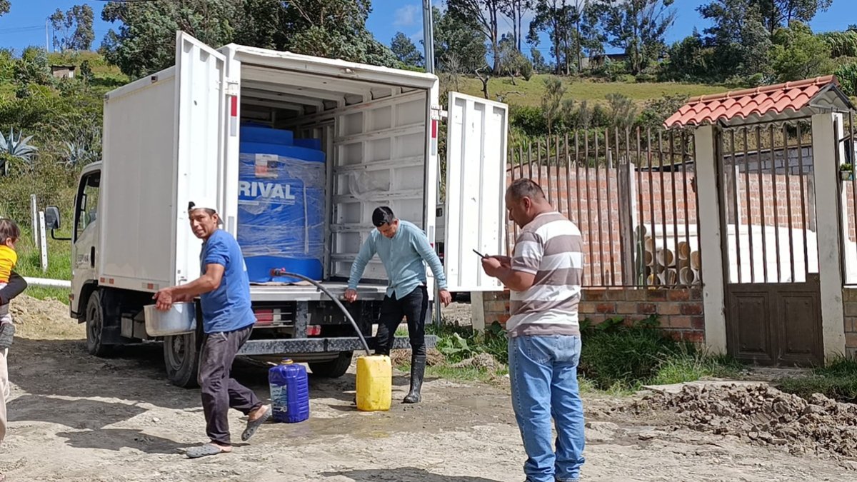 En diversos barrios de Loja, los moradores acuden con baldes y otros recipientes para recolectar agua entregada en camiones.