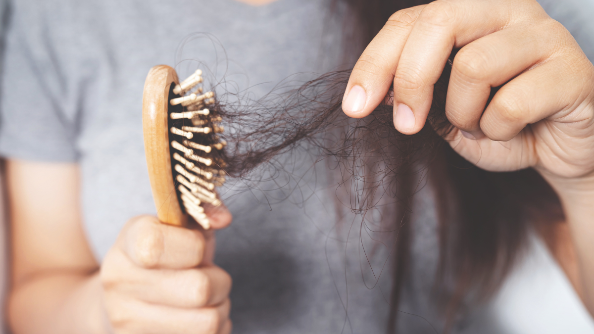 Una alimentación equilibrada, rica en proteínas, hierro, omega-3 y vitaminas, puede ayudar a fortalecer el cabello y prevenir su caída