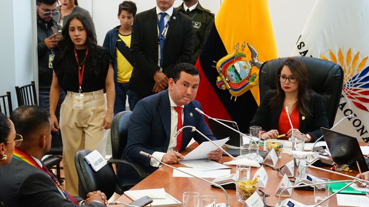 El presidente de la Comisión de Fiscalización Ferdinan Álvarez (ADN) usó la sesión d ela comisión para sus descargos contra Xavir Jordán.