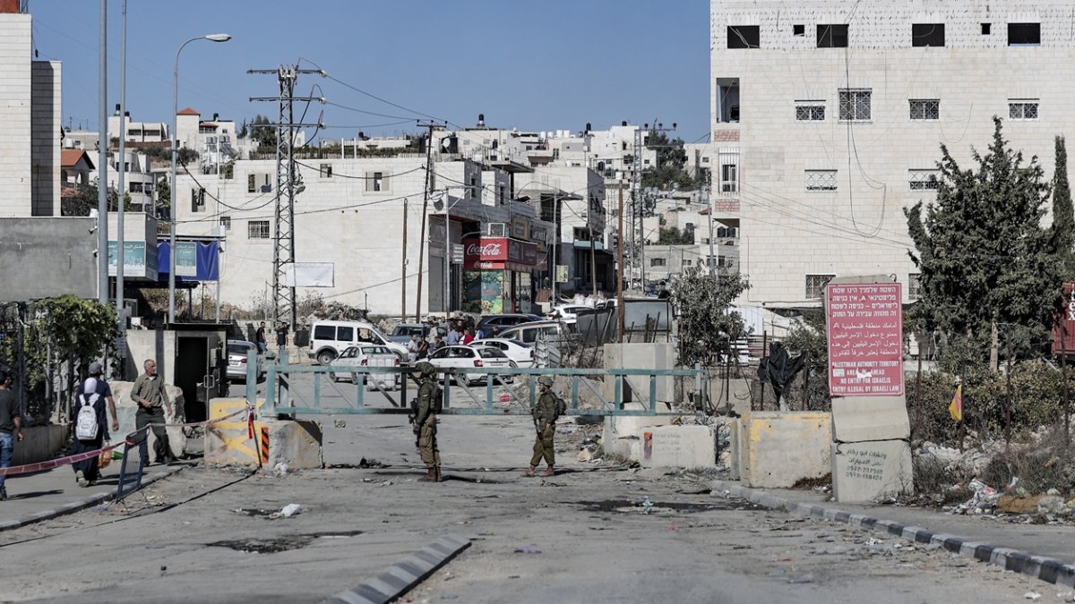 Un grupo de uniformados del Ejército de Israel, controlan una zona de territorio palestino en Gaza.