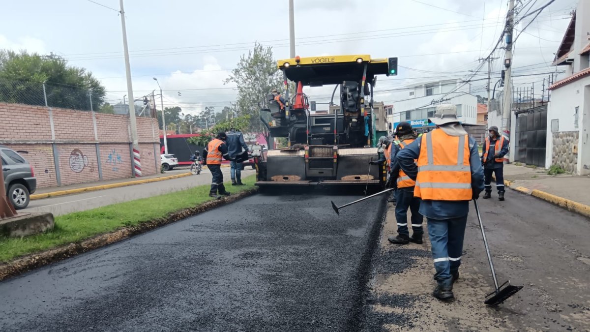 Las obras de asfalto y bacheo de calles se suspenden en Cuenca por falta de material.